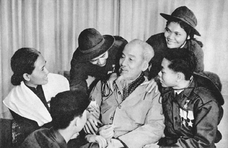 Chủ tịch Hồ Chí Minh với các anh hùng, dũng sĩ miền Nam ra thăm miền Bắc (ngày 28/02/1969).
