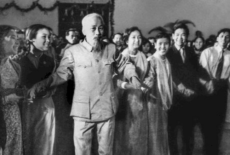 Bác Hồ với thanh niên Thủ đô