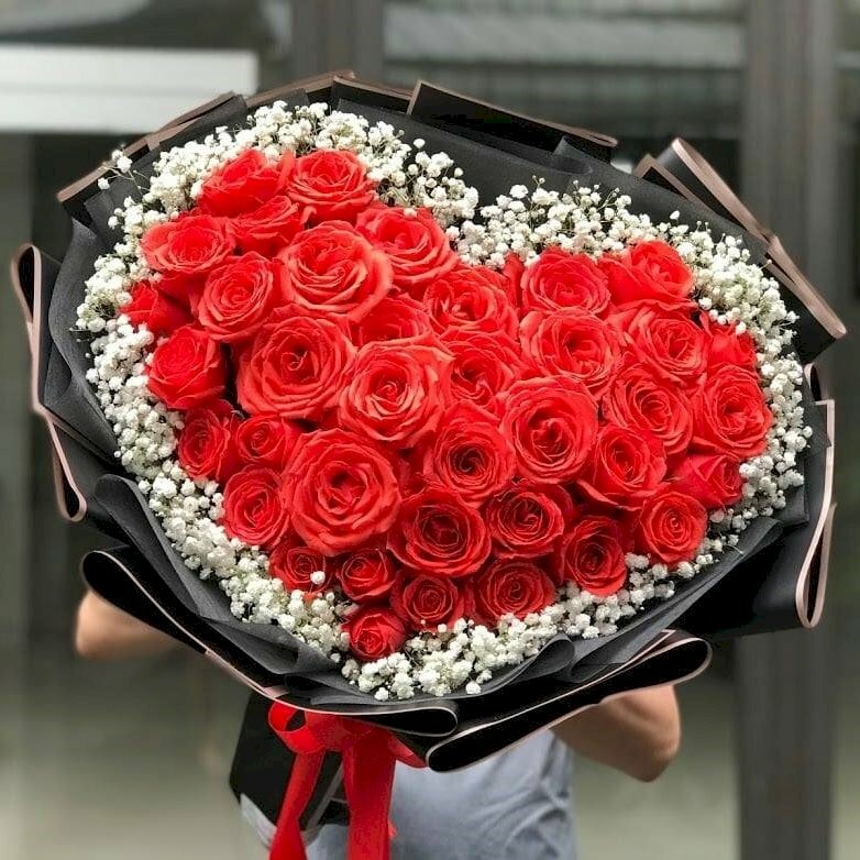 Hình ảnh bó hoa hồng size to nhất được kết hình trái tim đẹp rực rỡ tặng bạn gái