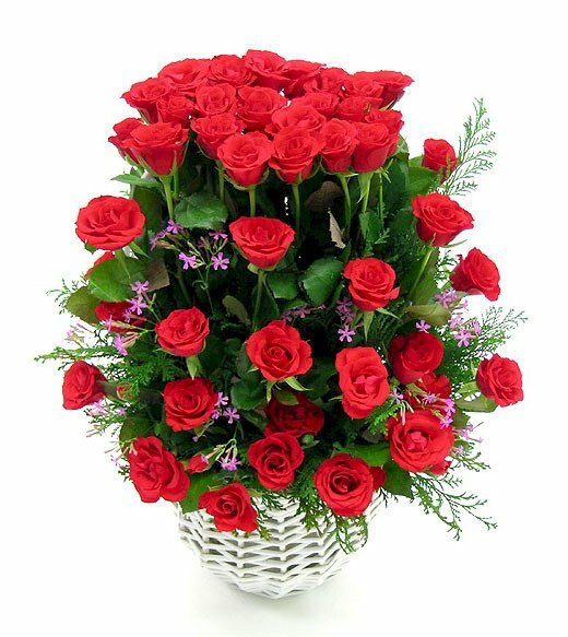 Hình ảnh lẵng hoa hồng tặng bạn gái, người yêu được kết rất khéo léo
