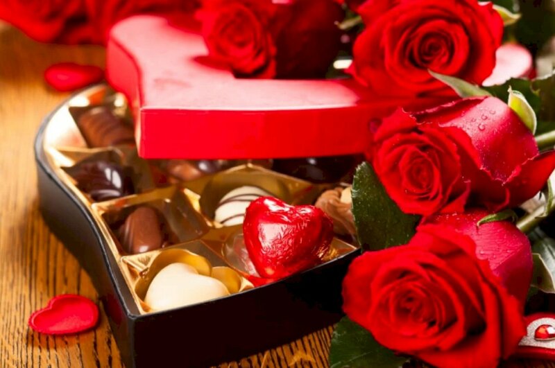 Hình ảnh món quà tặng lãng mạn cho người yêu với những nhánh hoa hồng đỏ cùng hộp socola