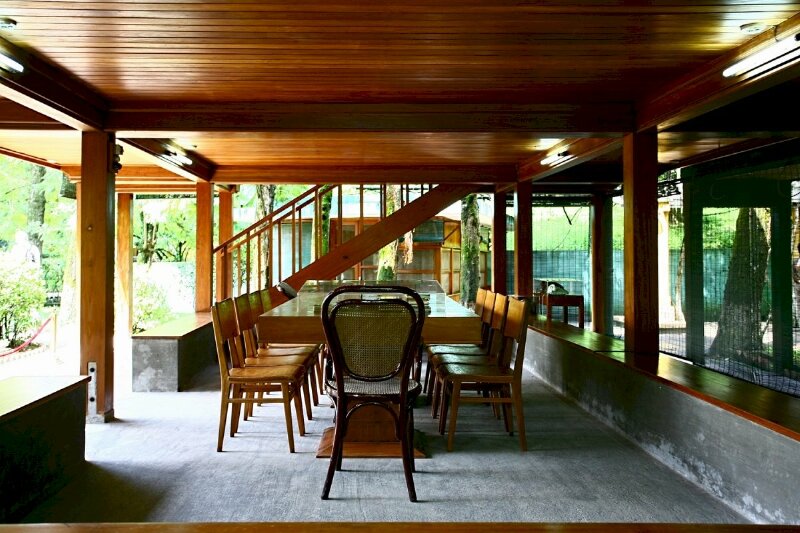 Tầng dưới của nhà sàn để trống và thường được sử dụng để làm nơi làm việc của Bác Hồ vào mùa hè, cũng như là nơi Bộ Chính trị họp bàn quyết định nhiều vấn đề quan trọng của đất nước. Đây cũng là nơi Bác Hồ tiếp khách.