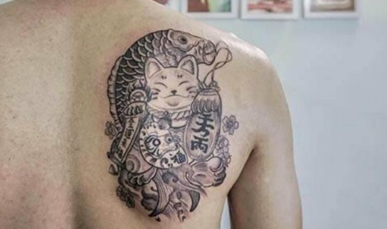 Hình xăm mèo may mắn Daruma cùng cá chép