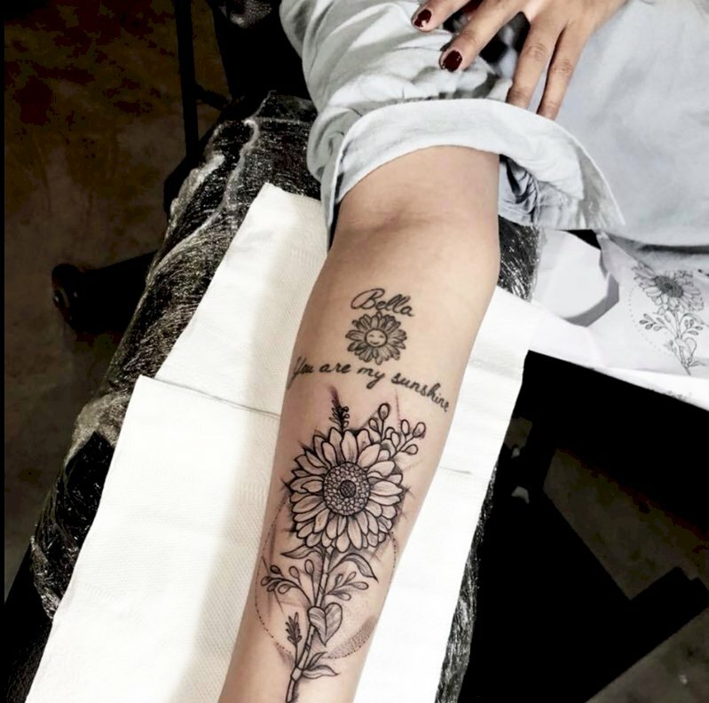 Hình xăm hoa hướng dương và mặt trời kèm dòng chữ You are my sunshine