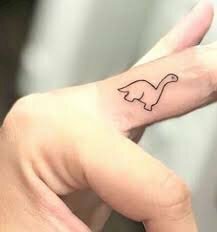 Hình xăm mini trắng đen con khủng long cute ở ngón tay