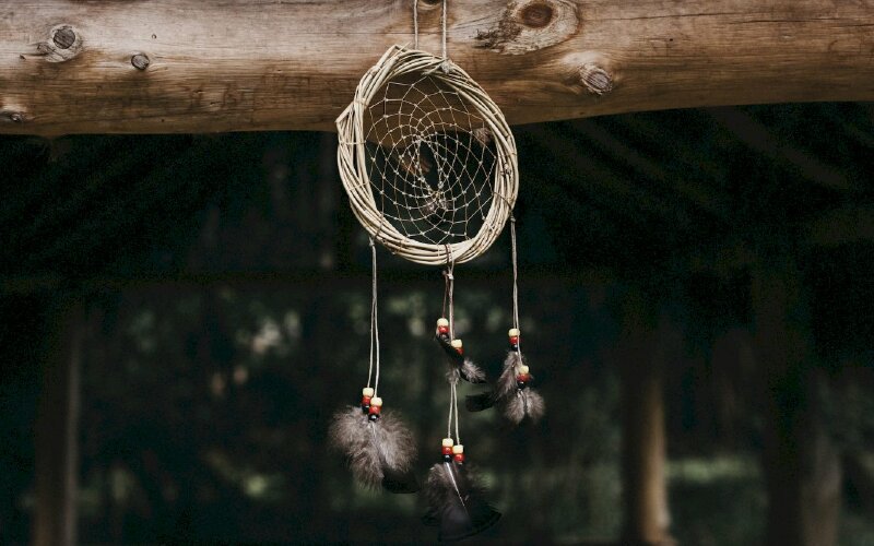 Hình ảnh chiếc vòng Dreamcatcher treo trước gió làm ảnh đại diện rất đẹp