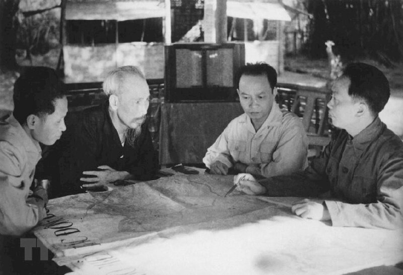Chủ tịch Hồ Chí Minh và Ban Thường vụ Trung ương Đảng họp, quyết định mở Chiến cuộc Đông Xuân 1953-1954 và Chiến dịch Điện Biên Phủ, tại xã Phú Đình, huyện Định Hóa, tỉnh Thái Nguyên, cuối năm 1953. (Ảnh: Tư liệu/TTXVN)