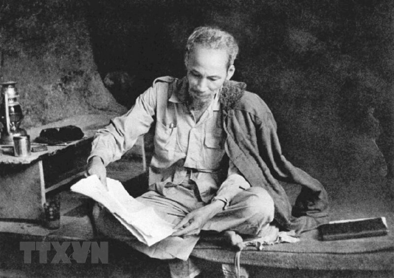 Chủ tịch Hồ Chí Minh làm việc trong hang đá ở Việt Bắc (1951).