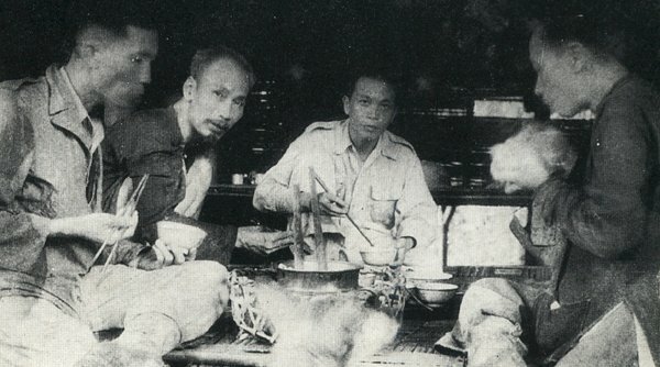 Hình ảnh Bác Hồ đang ăn cùng Đại tướng Võ Nguyên Giáp và đồng chí Trường Chinh ở Chiến khu Việt Bắc trong thời kỳ kháng chiến chống Pháp