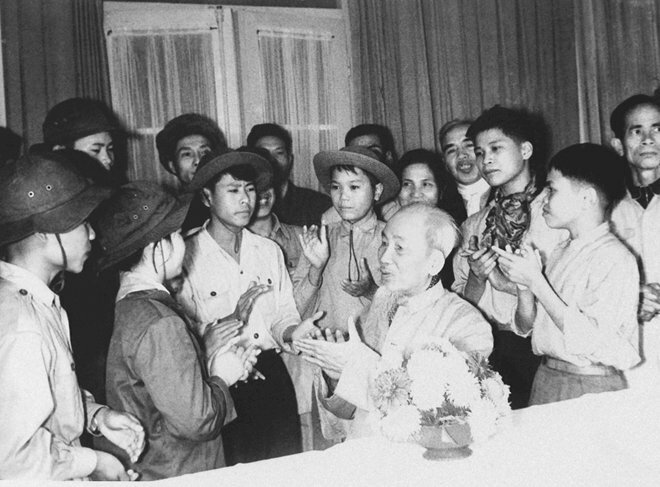 Bác Hồ với các cháu dũng sĩ miền Nam ra thăm miền Bắc (13-2-1969). Ảnh tư liệu