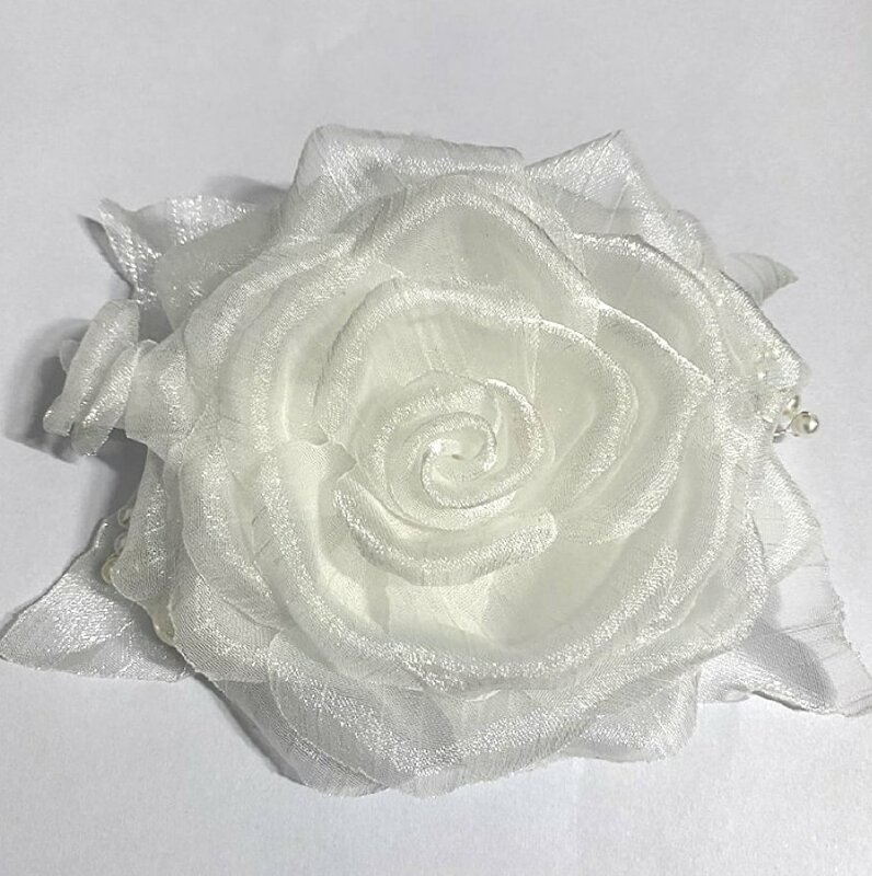 Hình ảnh hoa hồng trắng cài lên áo mùa Vu Lan rất ý nghĩa