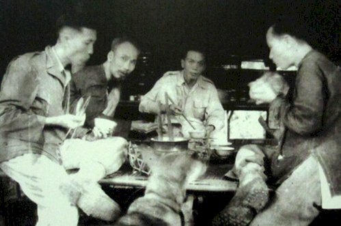 Tổng Bí thư Trường Chinh, Chủ tịch Hồ Chí Minh, Đại tướng Tổng tư lệnh Võ Nguyên Giáp và Ủy viên Ban Thường vụ Trung ương Đảng Lê Đức Thọ ăn cơm tại chân đèo Re phía Định Hóa, Thái Nguyên vào tháng 10/1948.