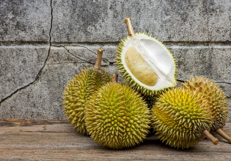 Hình ảnh quả sầu riêng to tròn, có nhiều gai và hình ảnh múi sầu riêng bên trong