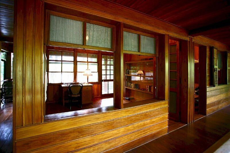 Tầng trên có hai phòng, một phòng làm việc và một phòng ngủ.