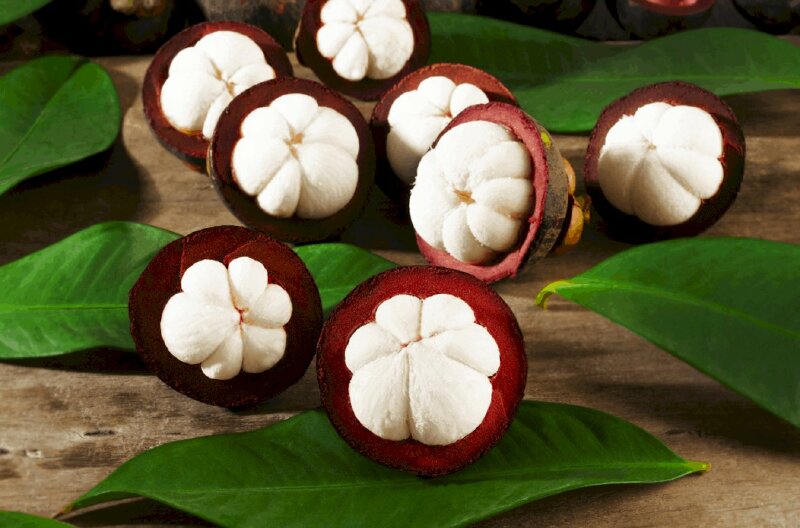 Hình ảnh quả măng cụt được gọt bớt phần vỏ để lộ múi trông rất ngon