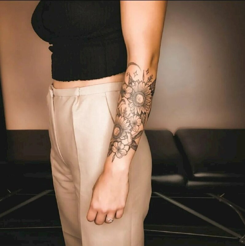 Hình xăm hoa hướng dương tuyệt đẹp kín tay của một cô gái