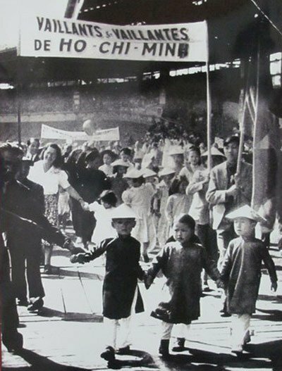 Hình ảnh các em Việt kiều trong trang phục dân tộc chào đón Chủ tịch Hồ Chí Minh tại sân bay Le Bourget (22-6-1946)