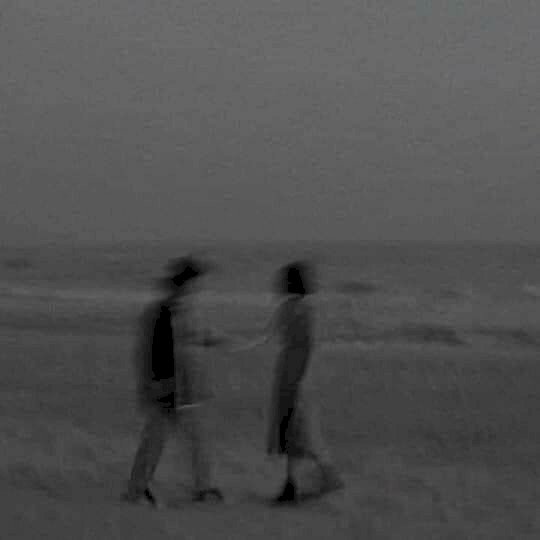 Ảnh cặp đôi đen trắng đang vui đùa đẹp