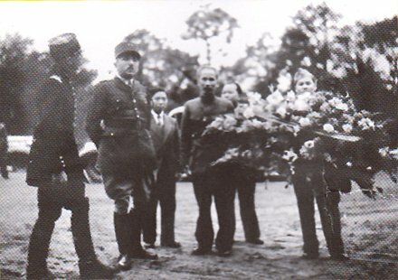 Hình ảnh Bác Hồ đặt vòng hoa tưởng niệm các binh sĩ Đông Dương tử nạn trong chiến tranh, tại Nghĩa trang Nogent sur Marne, ngoại ô Paris (3-7-1946)