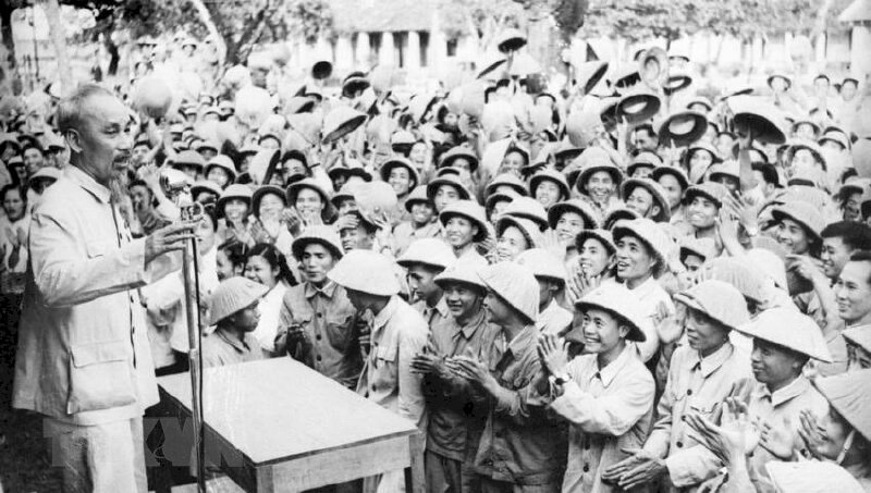 Hình ảnh Chủ tịch Hồ Chí Minh đến thăm một đơn vị bộ đội ở Nam Định (1957). (Ảnh: TTXVN)