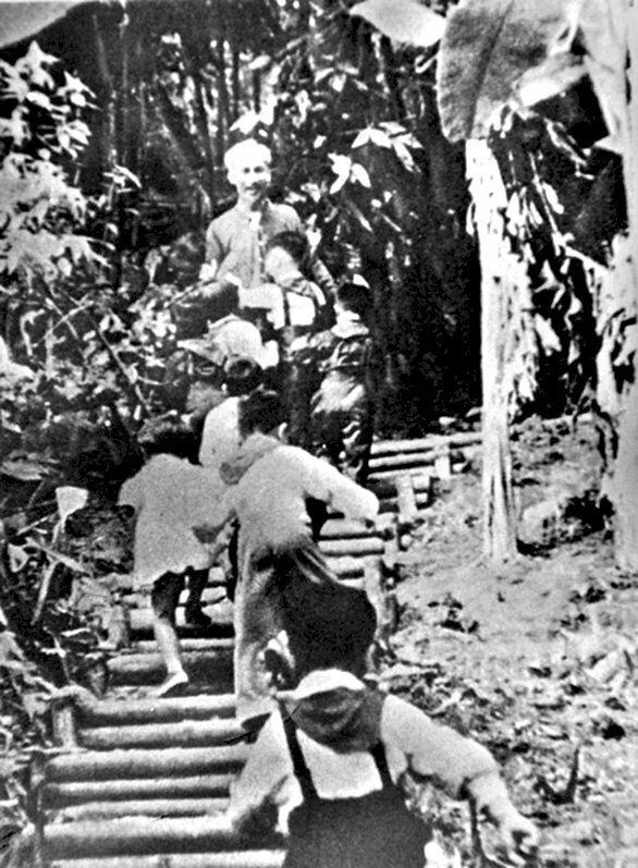 Hình ảnh Bác Hồ với các cháu thiếu nhi ở lán Hang Bòng, xã Tân Trào, huyện Sơn Dương năm 1950