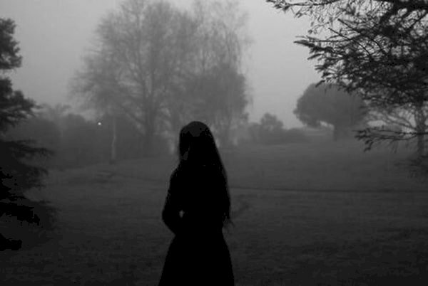Cô gái buồn quay lưng bước đi ảnh đen trắng ma mị cuốn hút