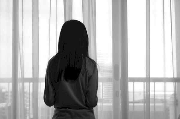 Ảnh cô gái buồn quay lưng tâm trạng cô đơn không người sẻ chia tâm sự