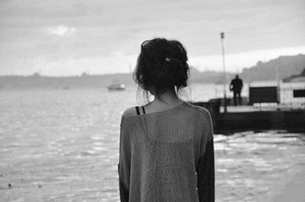 Hình trắng đen cô gái buồn tâm trạng rối bời cô đơn không ai bên cạnh