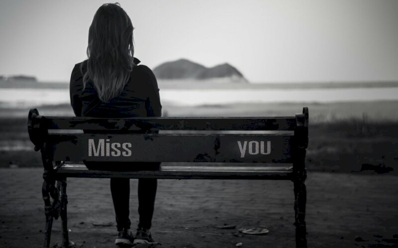 Hình trắng đen cô gái buồn quay lưng ngồi trên ghế với dòng chữ "Miss you" như nói lên tất cả nỗi niềm