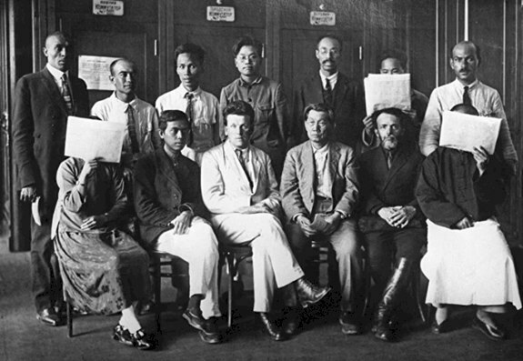 Hình ảnh Bác Hồ lúc còn trẻ (hàng đứng thứ 3 bên trái sang) cùng các đại biểu dự Đại hội lần thứ V Quốc tế Cộng sản tại Moskva năm 1924