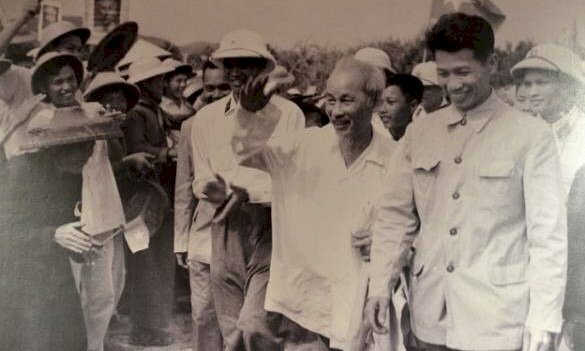 Hình ảnh Bác Hồ vẫy tay chào nhân dân Cô Tô khi ra thăm đảo ngày 9/5/1961