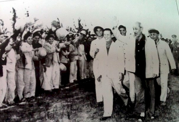 Ảnh Bác vẫy tay chào người dân Nghệ An khi về thăm quê lần thứ 2 ngày 9/12/1961