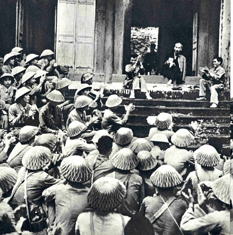 Ảnh chụp Bác Hồ với Đại đoàn quân tiên phong tại Phú Thọ