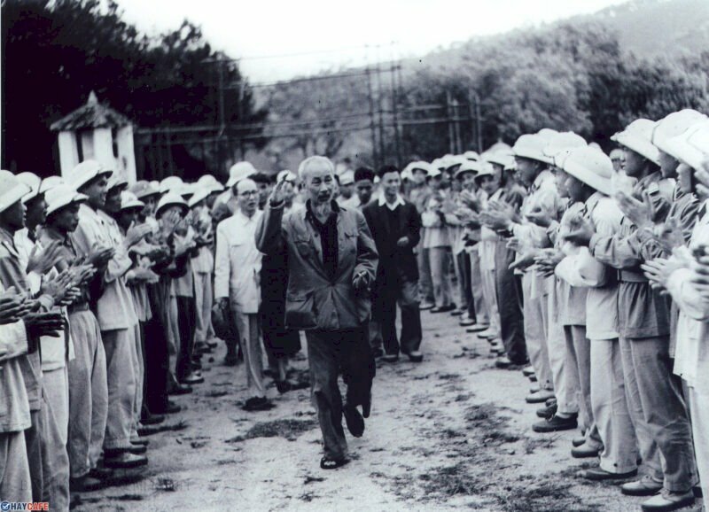 Hình ảnh Bác Hồ giản dị đi thăm hỏi các chiến sĩ