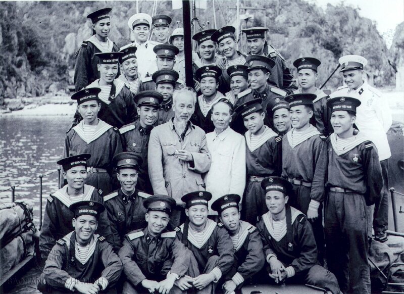 Ảnh Bác Hồ chụp cùng các chiến sĩ hải quân