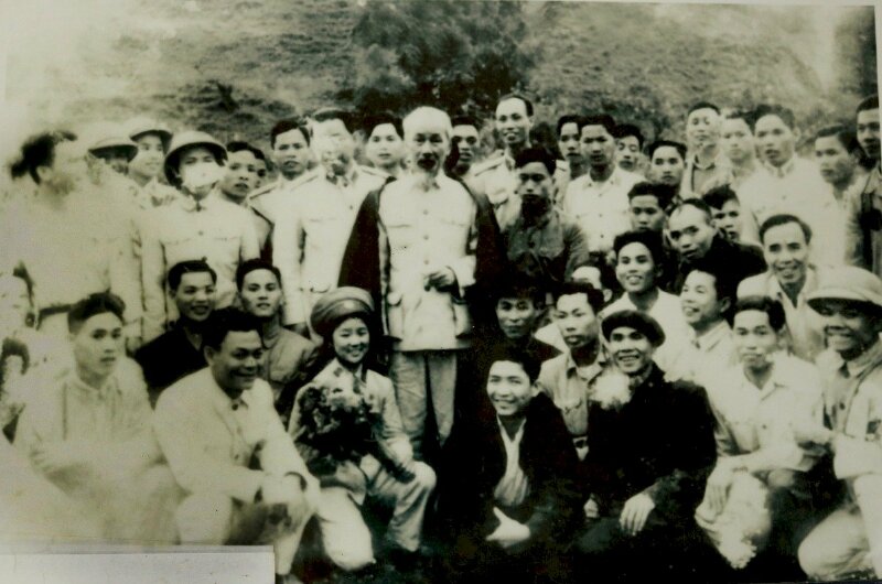 Các cán bộ, chiến sỹ công an chụp ảnh với Bác Hồ tại sân vận động thị xã Hà Giang (nay là Quảng trường 26.3)