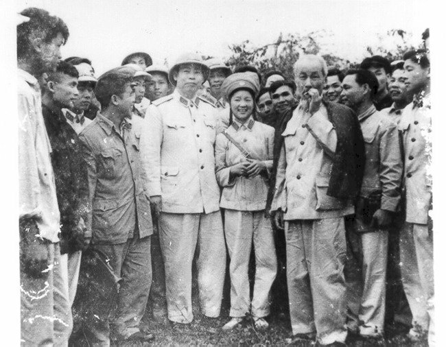 Ảnh Bác chụp cùng với cán bộ chiến sĩ công an tỉnh Hà Giang, tháng 3/1961