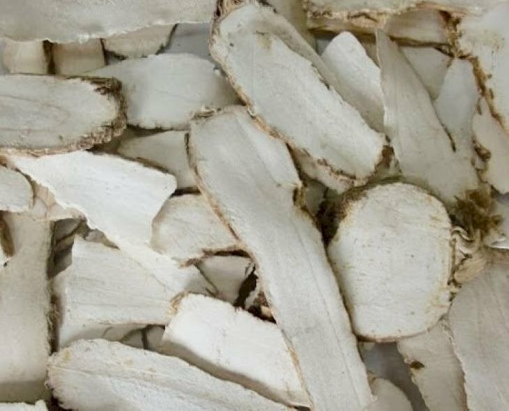 Những lát bạch chỉ trắng nõn phơi khô làm dược liệu chữa bệnh