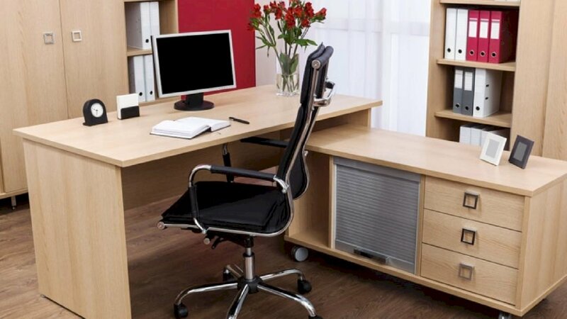 Hình ảnh bàn làm việc văn phòng đơn giản, tiện lợi