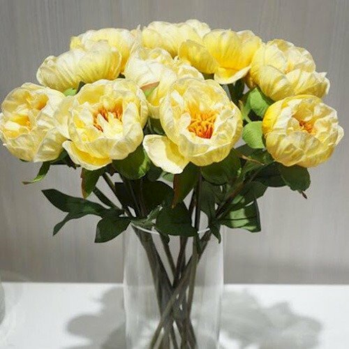 Bình hoa mẫu đơn vàng đơn giản nhưng không kém phần thu hút