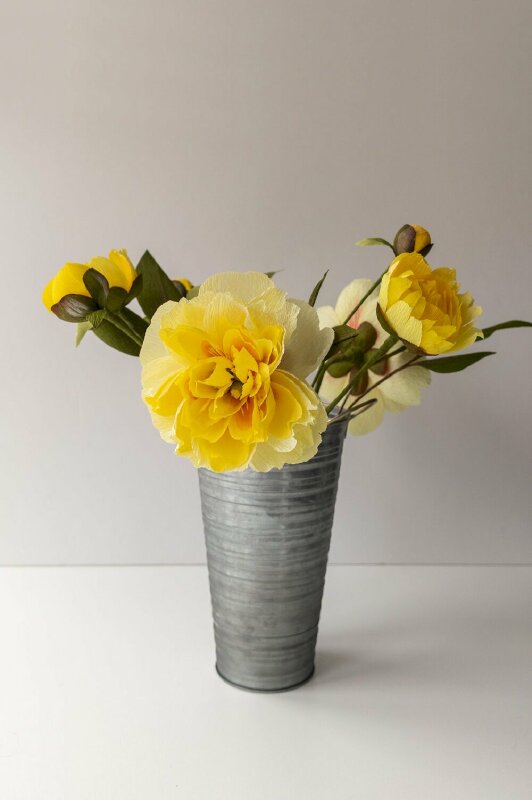 Hình ảnh bình hoa mẫu đơn vàng xinh xắn, đáng yêu