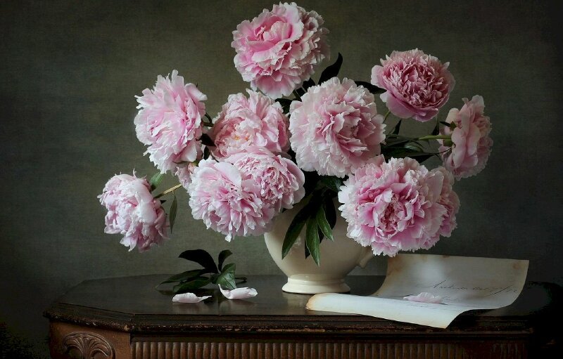 Hình ảnh bình hoa mẫu đơn phong cách cổ điển đẹp như tranh vẽ