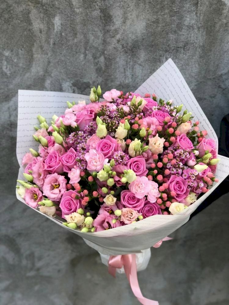 Hình hình ảnh bó huê hồng điểm xuyết những loại hoa van lơn xắn tặng sinh nhật