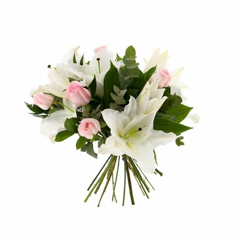 Hình ảnh bó hoa loa kèn trắng xen kẽ những cành hồng thật dễ thương