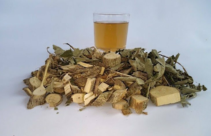 Hình ảnh cây an xoa khô và nước uống hỗ trợ điều trị bệnh từ loại cây này