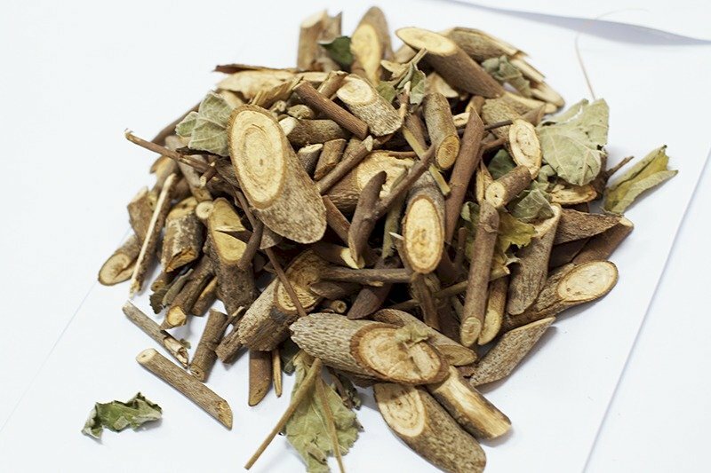 Hình ảnh cây an xoa sau khi được cắt nhỏ và phơi khô