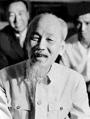 Hình ảnh chân dung Bác Hồ trắng đen với nụ cười thật hiền