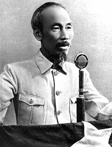 Ảnh chân dung trắng đen của Bác Hồ khi đọc tuyên ngôn độc lập