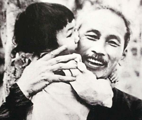 Ảnh chân dung trắng đen Bác Hồ hiền hoà ấm áp bên thiếu nhi