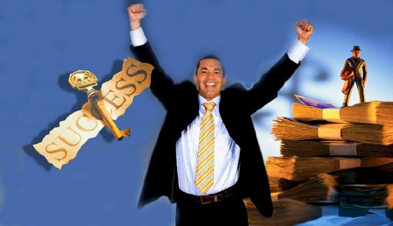 Hình ảnh người đàn ông tự tin bên cạnh chữ Success và hình ảnh những xấp tiền mang ý nghĩa kinh doanh thành công và phát triển